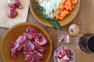 Zubereitung von Wildgerichten. Vorbereitung der Zutaten für Ragout.