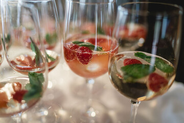 Sekt mit Himbeeren und Minze im Glas