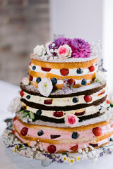 Obraz na płótnie Canvas Naked Cake mit Cremefüllung und Früchten und Blumen