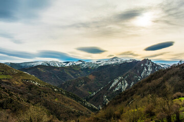 Fototapeta na wymiar Atardecer desde la montaña, paisaje