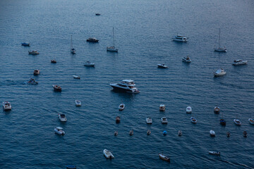 Fototapeta na wymiar イタリア　アマルフィ海岸のポジターノの海に浮かんだボート
