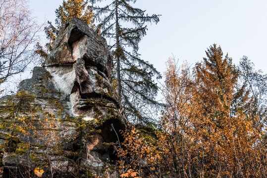 Mystische Felsengruppe und Steingruppe Teufelsstein bei der Teufelsm&uuml;hle bei Rattenberg mit dem Felsengesicht einem Gesicht oder Fratze eines Teufelsgesichts nat&uuml;rlicher Entstehung und Naturph&auml;nomen, 