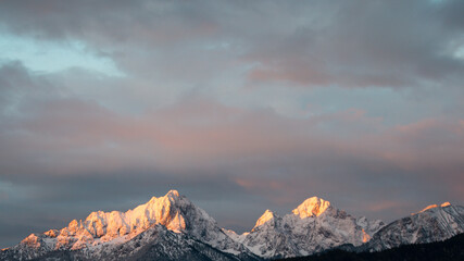 Fototapeta na wymiar Berge mit Alpenglühen