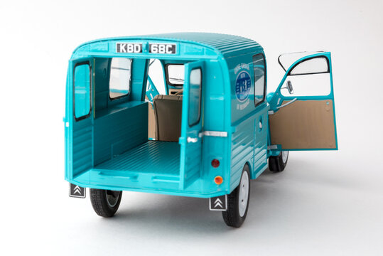 Citro&euml;n 2CV Fourgonnette scale model