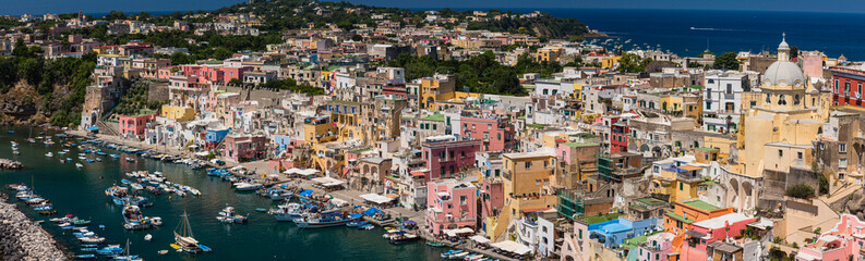 イタリア　プローチダのテッラ ムラータ地区の展望台からのコッリチェッラ海岸