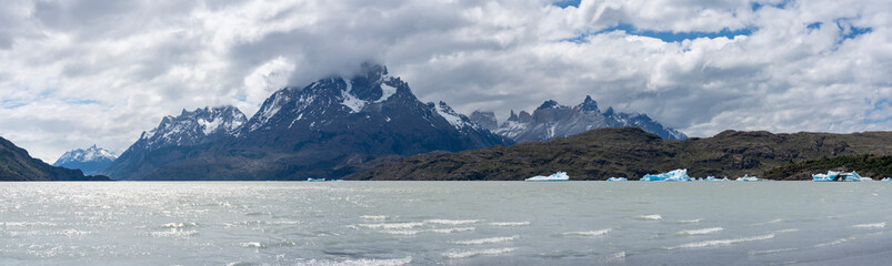 Obraz na płótnie Canvas View from Lago Grey and Cerro Paine Grande