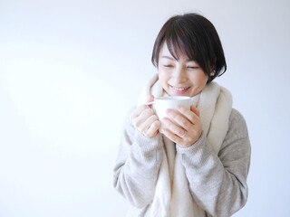 ホットドリンクを飲む女性