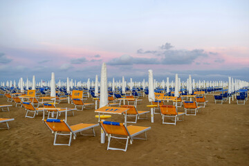 Sur les plages de Rimini en Italie au crépuscule