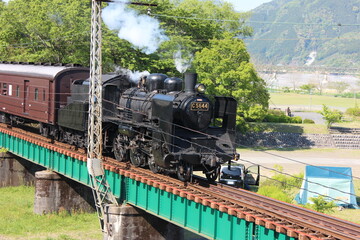 大井川鐡道（家山駅付近）　　大井川に沿って走る大井川鐡道にはC11型のSLが走る、　　