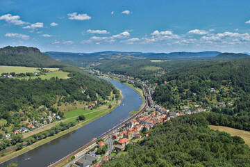 Fototapeta na wymiar Blick von oben auf die Elbe in Sachsen bei Dresden
