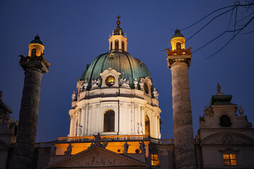 Fototapeta na wymiar Die Wiener Karlskirche bei Nacht