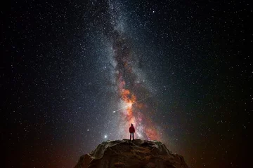 Fototapeten Mann auf einem Berg, der das Universum beobachtet © quickshooting
