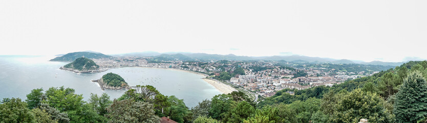 Fototapeta na wymiar Overview of the bay of San Sebastian in cloudy weather