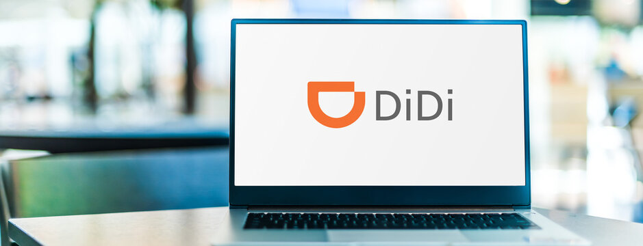 Laptop computer displaying logo of Didi