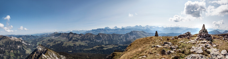 Bergpanorama vom berner Oberland, Schweiz. Aussicht auf das Dreigestirn, Brienzer Grat und vielen anderen Gipfeln und Bergen, Aussicht vom Hohgant aus. Wandern, klettern, Aktivität und Sport.