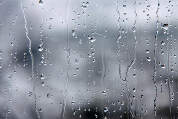 Wassertropfen auf Glasscheibe am Fenster