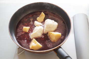 鶏肉の赤ワイン煮込み