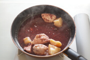 鶏肉の赤ワイン煮込み