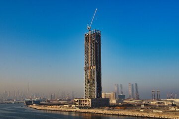 Fototapeta na wymiar Foto zeigt eine Baumassnahme an einem Hochhaus im Hafen von Dubai, im April 2019
