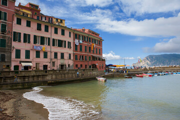 Fototapeta na wymiar The tiny harbour in the pretty seaside village of Vernazza, Cinque Terre, Liguria, Italy