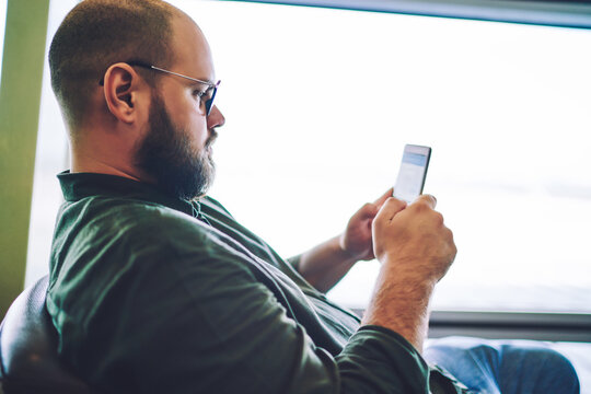 Man sufring net on smartphone during break
