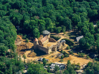 vue aérienne du château médiéval en construction de Guédelon dans l'Yonne en France