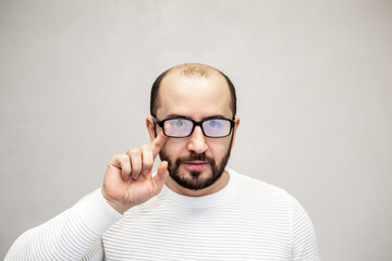 Obraz premium Portrait of a young man with eyeglasses. White background.