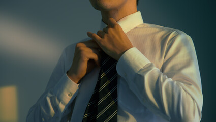 ネクタイを締める若い男性 - obrazy, fototapety, plakaty