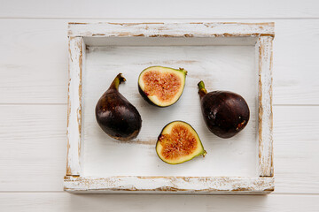 figs and fig slices on a light background 