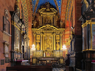 Fototapeta na wymiar KRAKOW, POLAND - DECEMBER 15, 2016: Altar of St. Stanislaus in the northern nave of St. Mary's Basilica (Church of Our Lady Assumed into Heaven). The altar dates back to 1675.