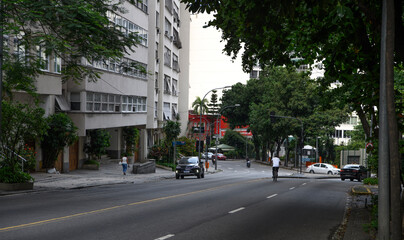 Obraz premium Rodrigo de Freitas Lagoon. Avenue Henrique Dodsworth. Moving transport and citizen