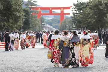 Papier Peint photo Lavable Kyoto 京都・平安神宮で記念撮影する晴れ着姿の女性たち（成人式のイメージ）Japanese girls in Kyoto