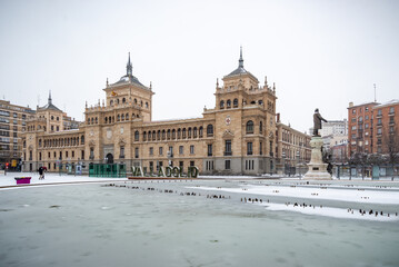 Fototapeta na wymiar Ciudad de Valladolid con nieve al amanecer en España Europa 