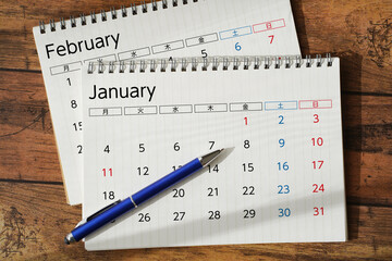 木目机に置かれたカレンダーとスケジュール