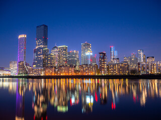 Plakat Panorama of the famous financial district Canary Wharf and River Thames illuminated at night in London