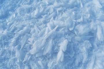 Schneekristalle und Eiskristalle auf geschlossener Schneedecke in Röhrenform als Hintergrund mit Textur