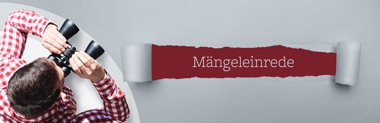 Mängeleinrede. Mann (Anwalt) bei Beobachtung mit Fernglas. Fokus auf Text/Wort in einem Papier Riss.