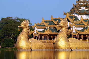 Burmese royal barge Golden Karaweik palace on Kandawgyi Lake in Bogyoke Park in Yangon, Myanmar (Burma)
 - obrazy, fototapety, plakaty
