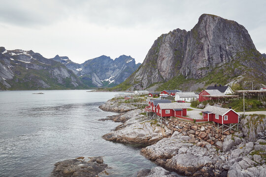 Villaggio di pescatori alle isole Lofoten con montagne sullo sfondo