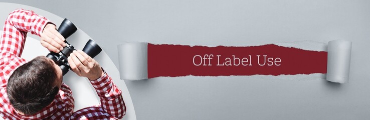 Off Label Use. Mann (Anwalt) bei Beobachtung mit Fernglas. Fokus auf Text/Wort in einem Papier Riss.