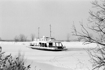 "Walking Montreal"
35mm analog photography, Ilford HP5 PLUS 400
