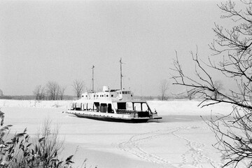 "Walking Montreal"
35mm analog photography, Ilford HP5 PLUS 400