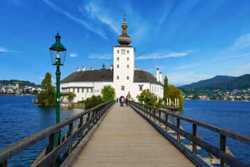 Fototapeta na wymiar Traunsee mit Schloss Ort bei Gmunden, Austria
