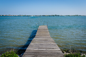 Obraz premium Un molo di attracco sull'isola di Sant'Erasmo nella laguna di Venezia
