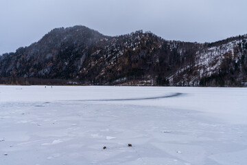 Zugefrorener Almsee in Ober&ouml;sterreich