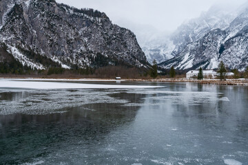 Zugefrorener Almsee in Oberösterreich