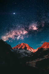 Cielo con via lattea sulle alte montagne 