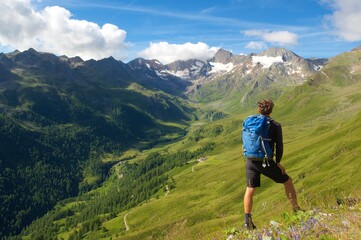 Fototapeta na wymiar Wanderer im Paseier Tal, Südtirol, Alpen 