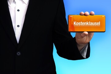 Kostenklausel. Anwalt (Mann) zeigt ein Handy. Auf Display steht Text. Hintergrund blau. Hand hält...