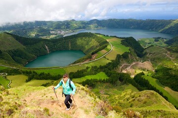 Wanderin über Sete Cidades Sao Miguel Azoren